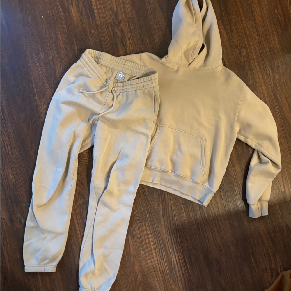 Aritzia cozy fleece perfect hoodie and sweatpants in beige.